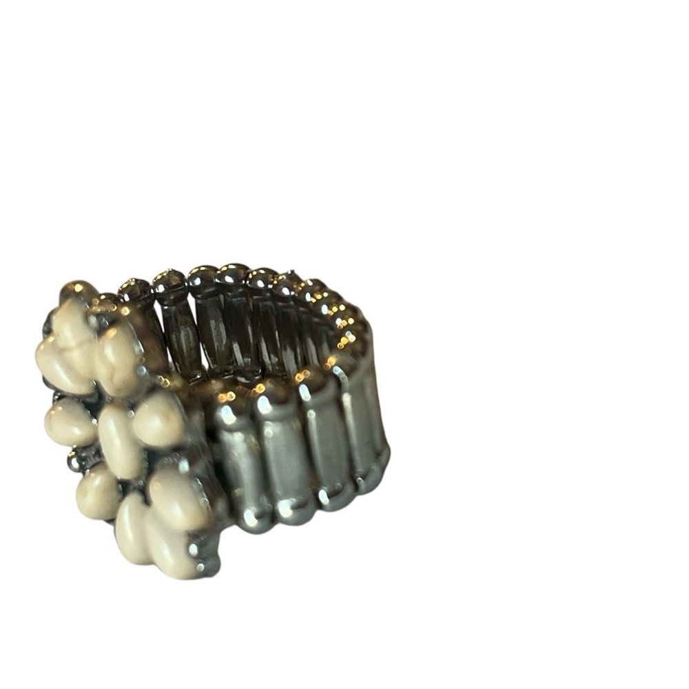 Elegant Cream Floral Ring - Picture 2 of 2